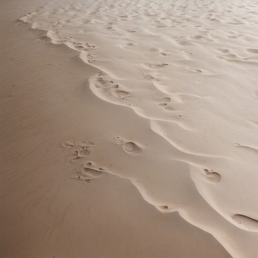 Voetafdrukken in het zand