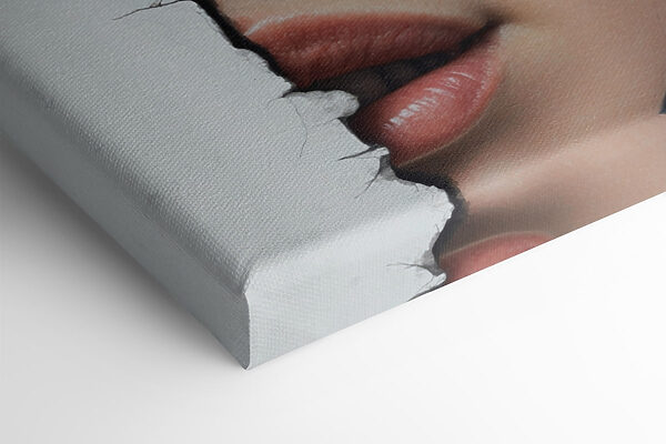 Vrouw’s gezicht met gescheurd papier Vrouw’s gezicht met gescheurd papier