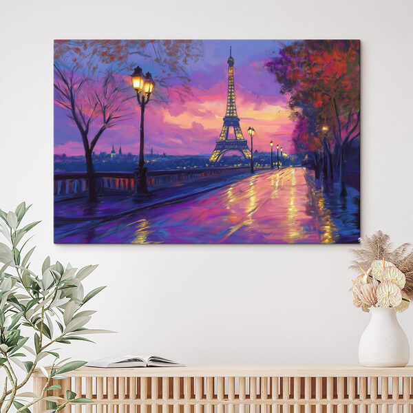 Straat met een verlichte toren in de verte Straat met een verlichte toren in de verte