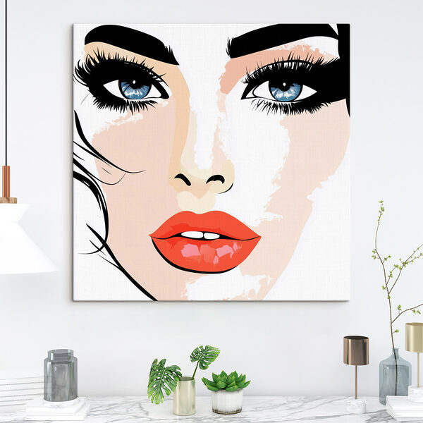 Vrouw’s gezicht met make-up en rode lippen Vrouw’s gezicht met make-up en rode lippen