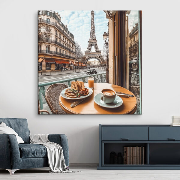 Tafel met een bord eten en een kop koffie erop Tafel met een bord eten en een kop koffie erop