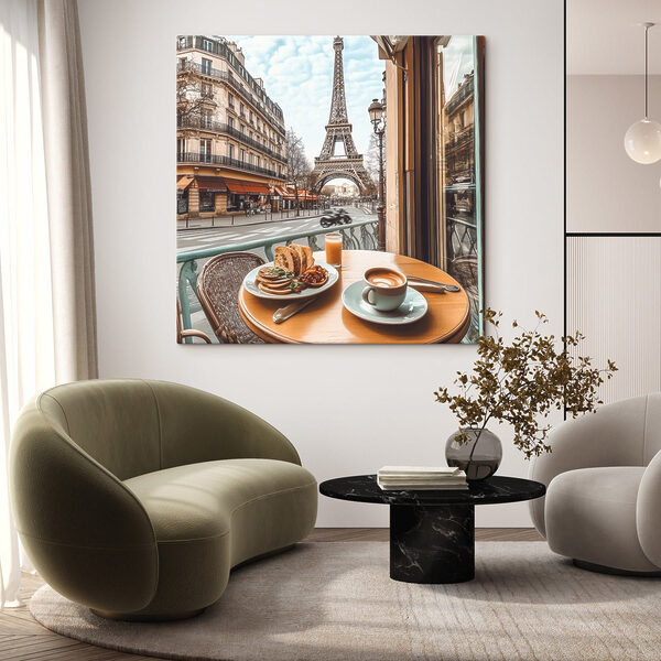 Tafel met een bord eten en een kop koffie erop Tafel met een bord eten en een kop koffie erop