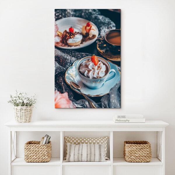 Kopje koffie met slagroom en aardbeien Kopje koffie met slagroom en aardbeien