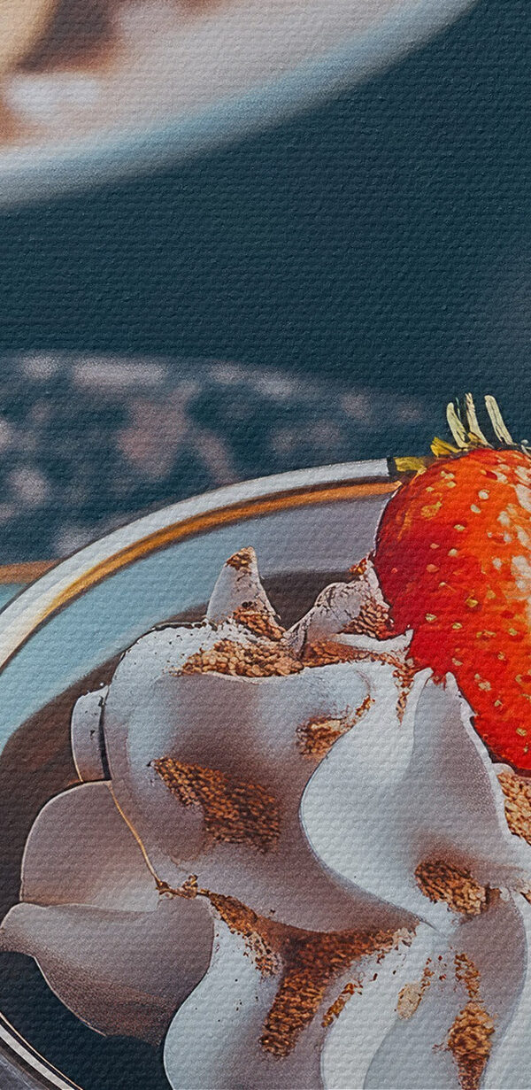 Kopje koffie met slagroom en aardbeien Kopje koffie met slagroom en aardbeien
