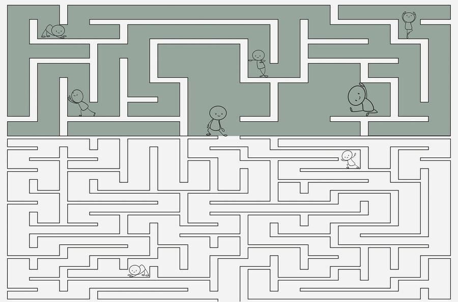 Doolhofspel met cartoonfiguren die door het doolhof lopen
