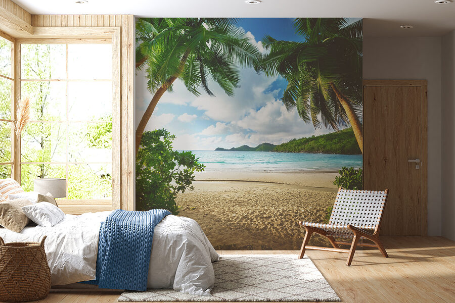Strand met palmbomen en blauw water