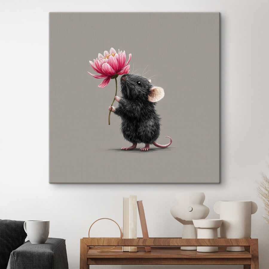 Muis die een bloem vasthoudt