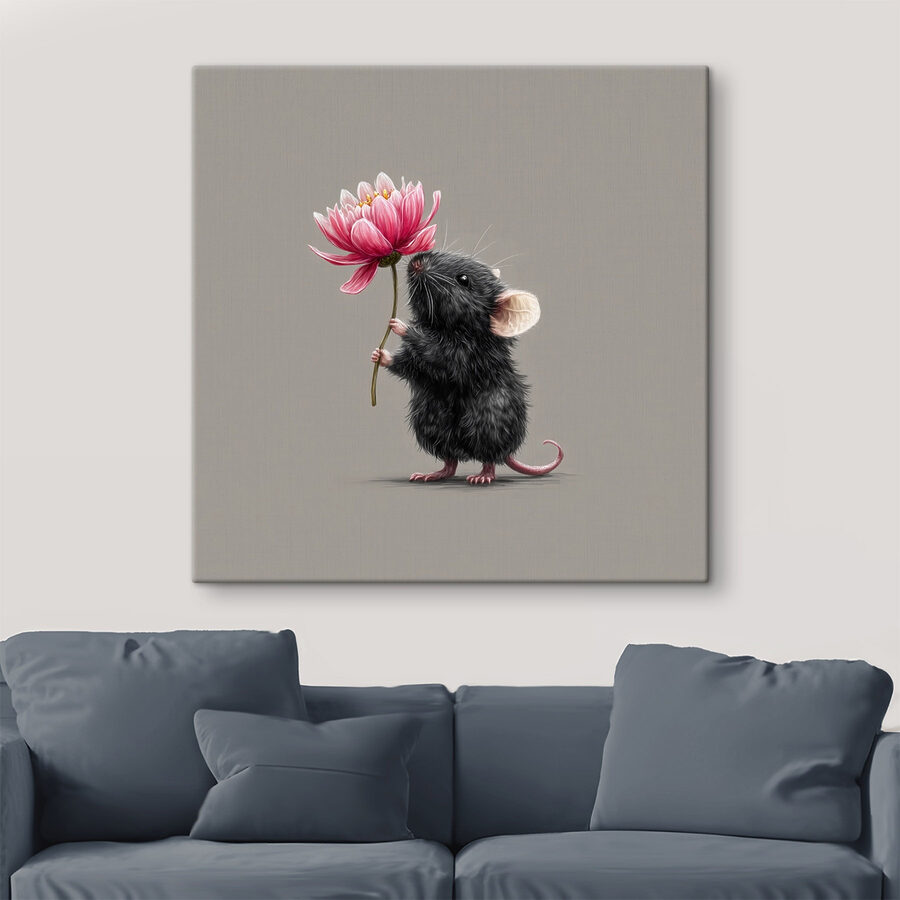 Muis die een bloem vasthoudt