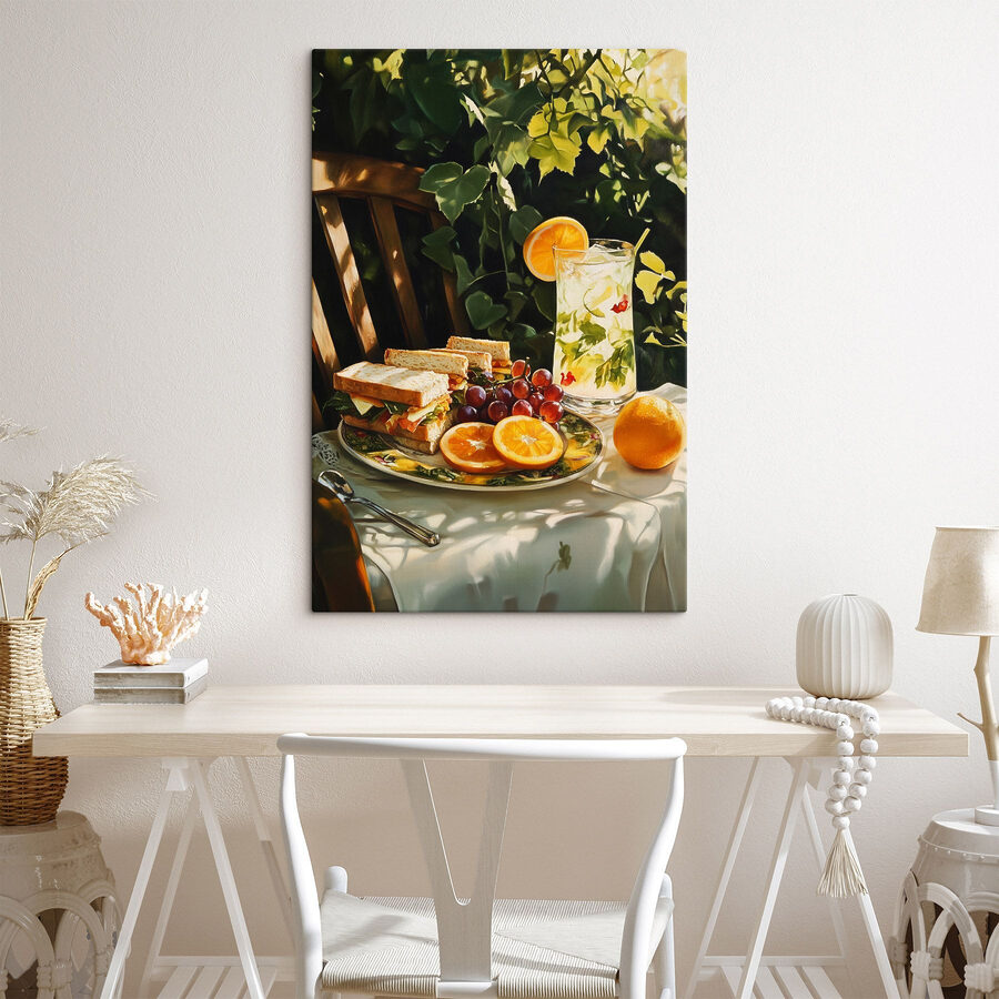 Bord met broodjes en fruit op een tafel Bord met broodjes en fruit op een tafel