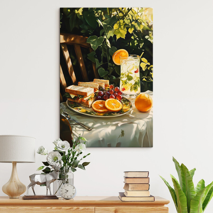 Bord met broodjes en fruit op een tafel Bord met broodjes en fruit op een tafel