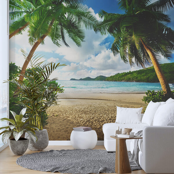 Strand met palmbomen en blauw water Strand met palmbomen en blauw water