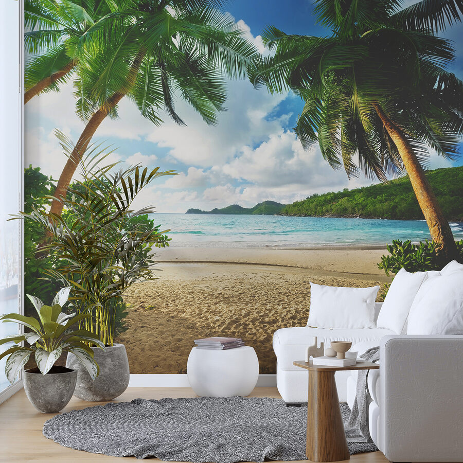 Strand met palmbomen en blauw water