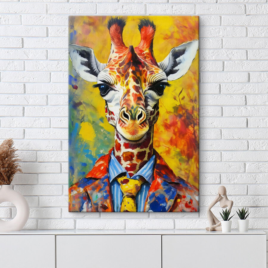 Een schilderij van een giraffe die een shirt draagt