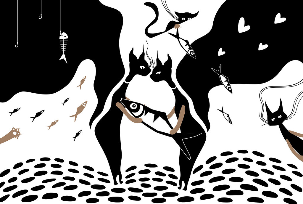 Zwart-witte kat met vis en vis Zwart-witte kat met vis en vis