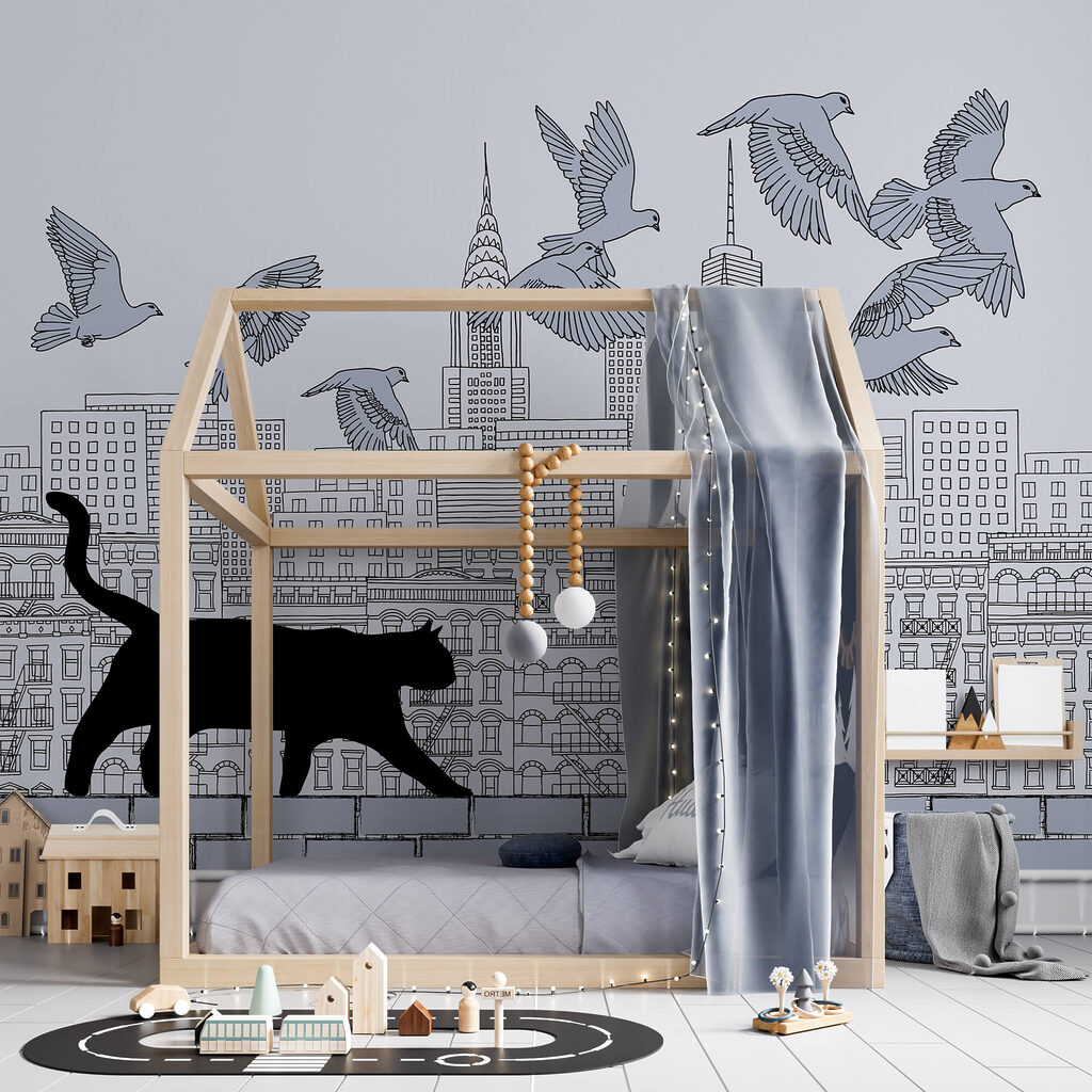 Kat loopt op een muur met vliegende vogels in de lucht