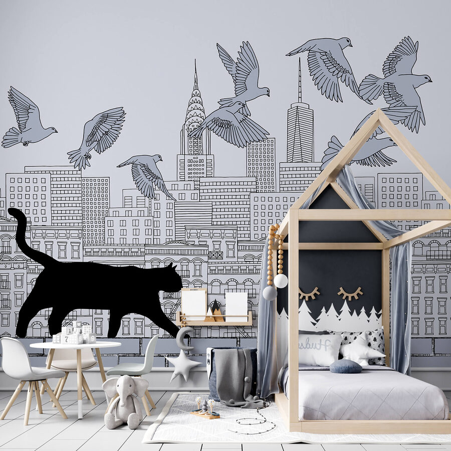Kat loopt op een muur met vliegende vogels in de lucht