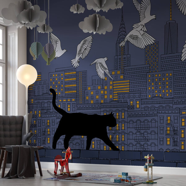 Kat loopt op een muur met vliegende vogels in de lucht Kat loopt op een muur met vliegende vogels in de lucht