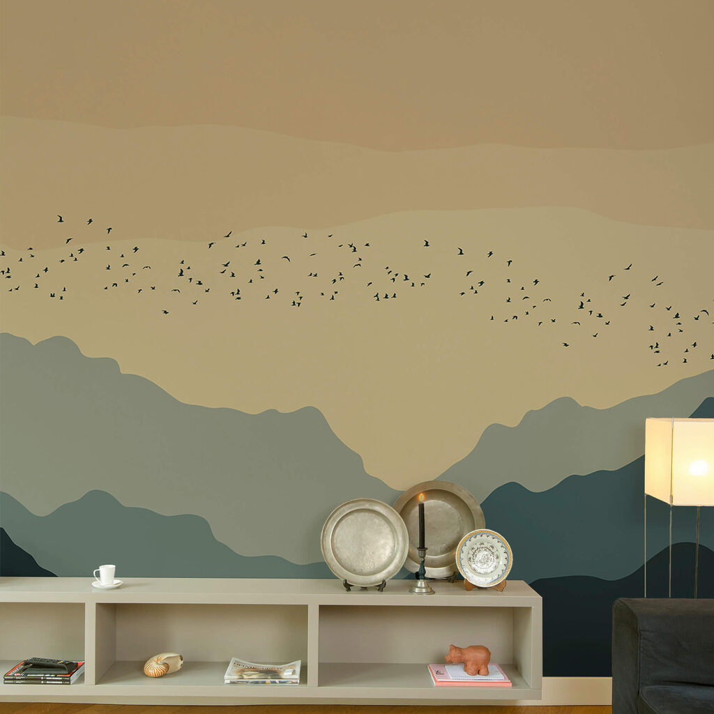 Groep vogels vliegend over bergen Groep vogels vliegend over bergen