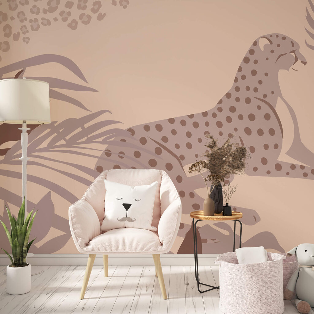 Cheetah liggend met planten Cheetah liggend met planten