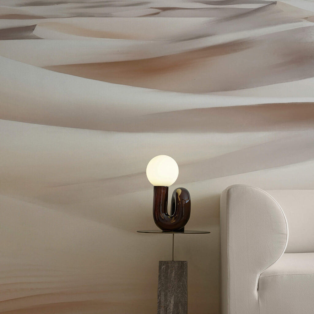 Woestijnlandschap met bergen op de achtergrond Woestijnlandschap met bergen op de achtergrond