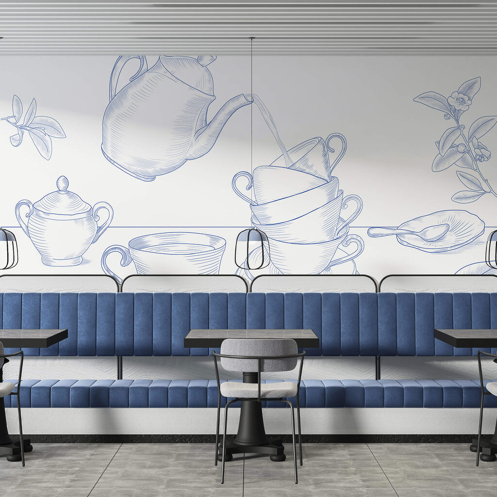 Theepot die in een stapel theekopjes schenkt