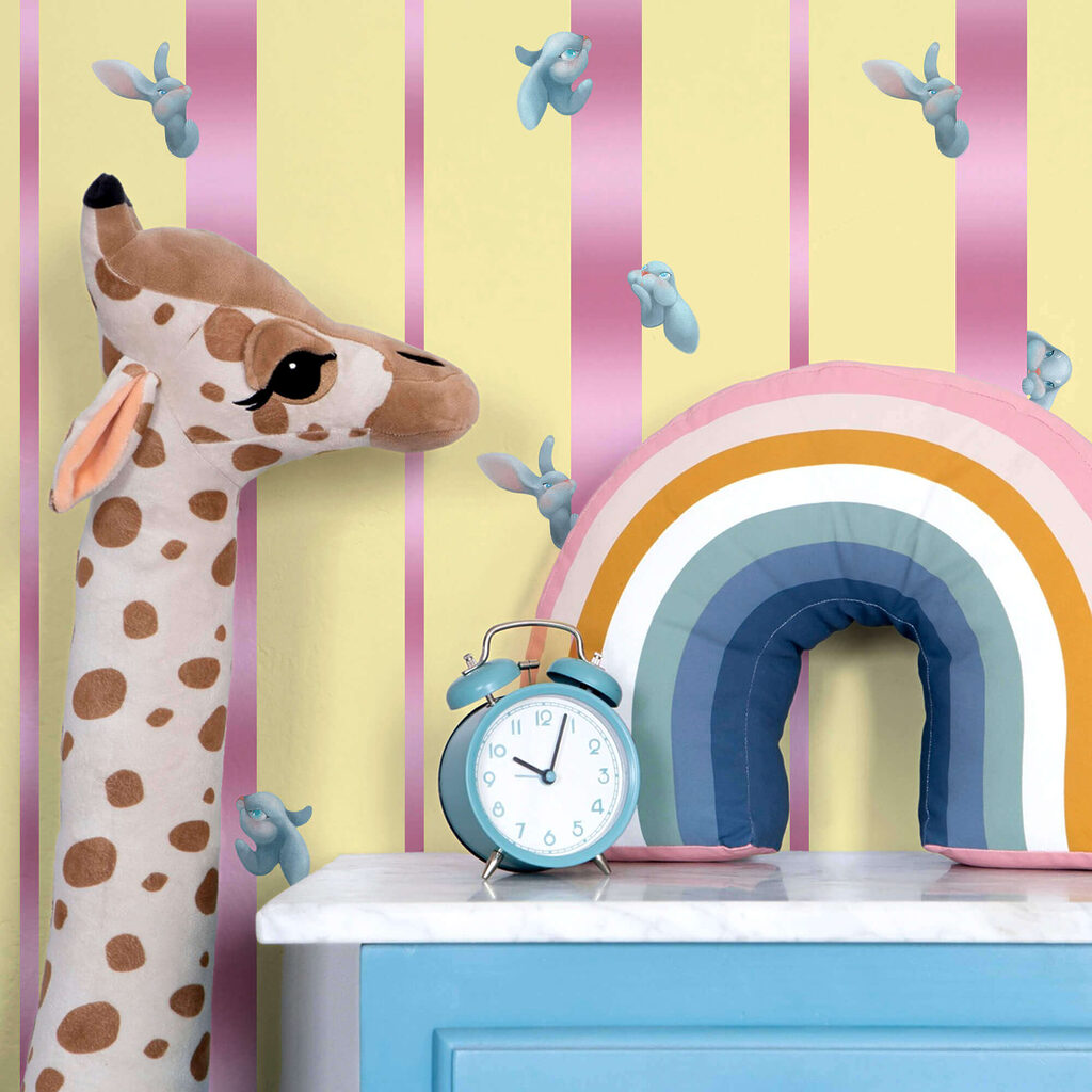 Roze en geel gestreepte achtergrond met vogels en strikken