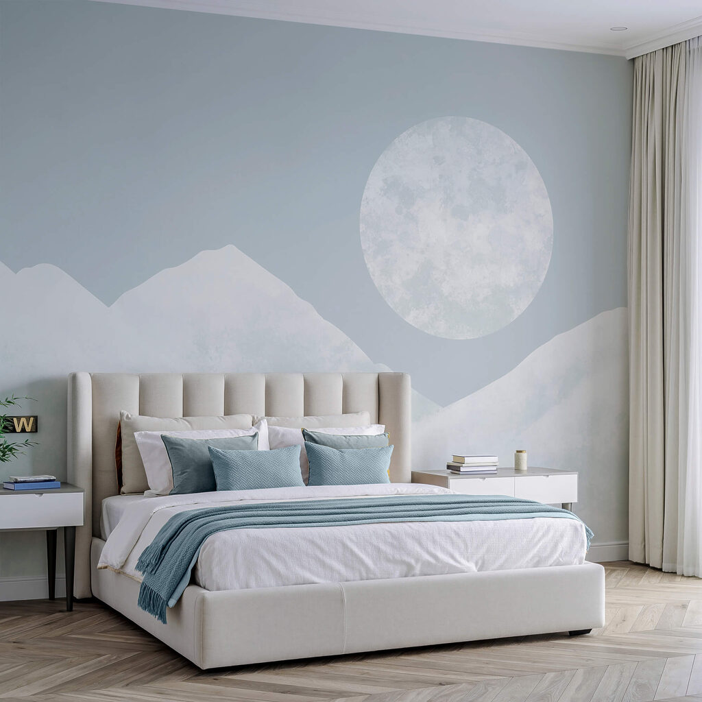 Maan boven een besneeuwde berg