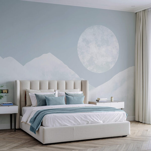 Maan boven een besneeuwde berg