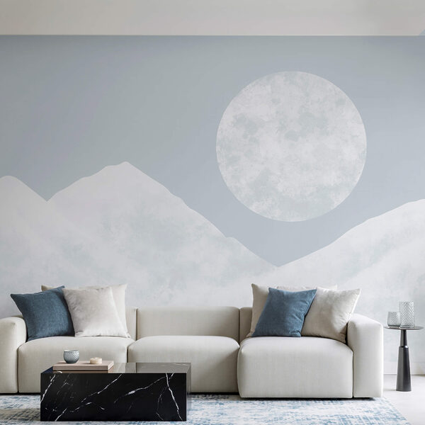 Maan boven een besneeuwde berg