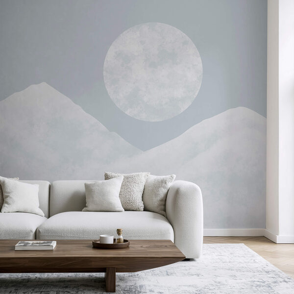 Maan boven een besneeuwde berg