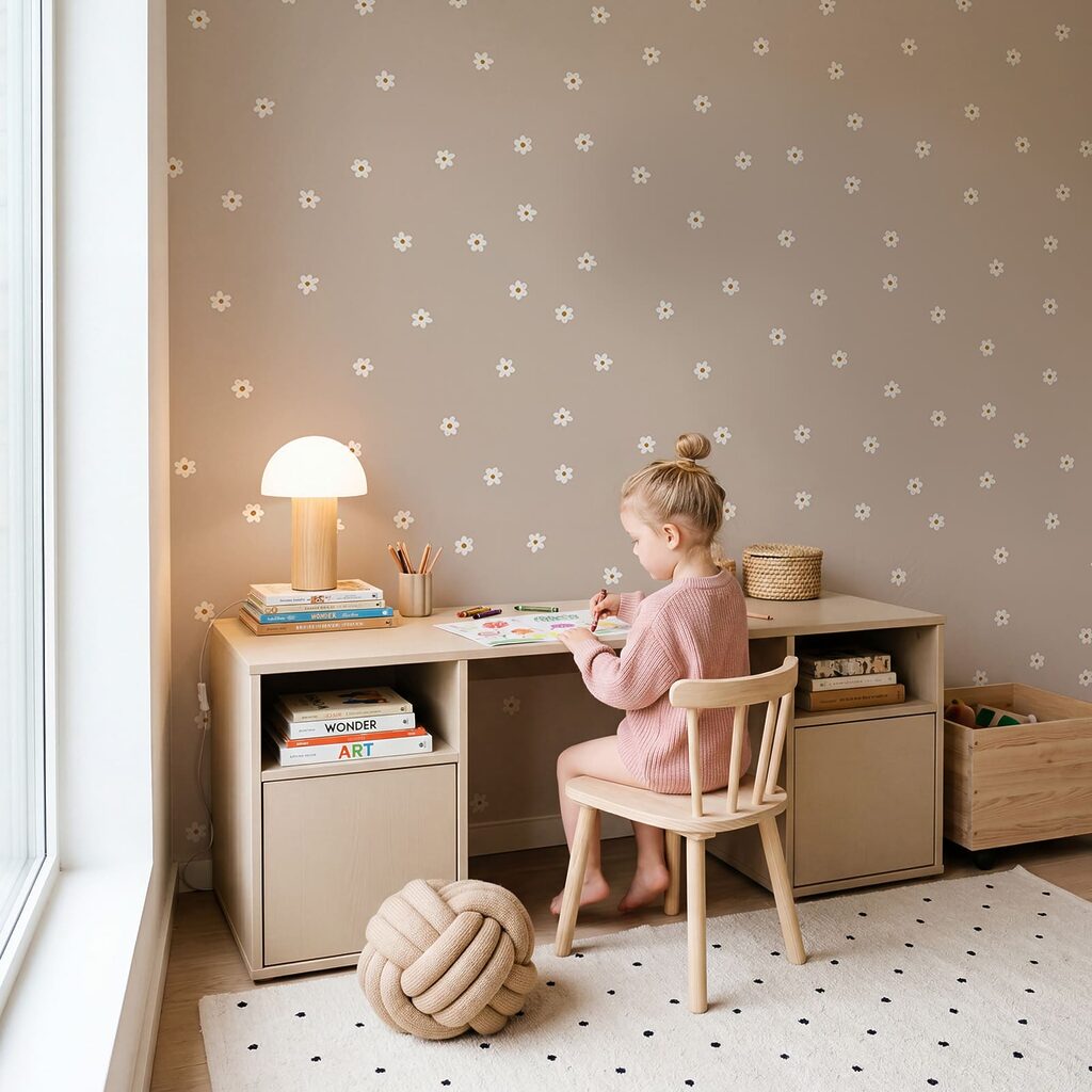 Patroon van kleine witte bloemen op een bruinachtige achtergrond