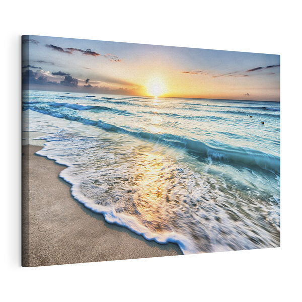 Canvas Schilderijen Een strand met golven en een zonsondergang