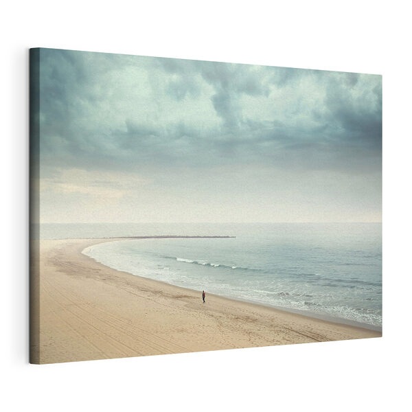 Een persoon die op een strand loopt Canvas Schilderijen Een persoon die op een strand loopt