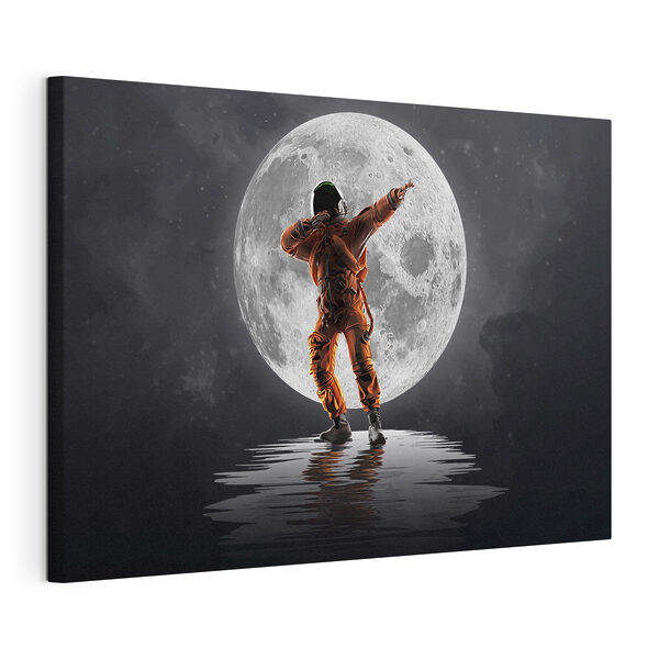 Canvas Schilderijen Man in oranje pak voor volle maan