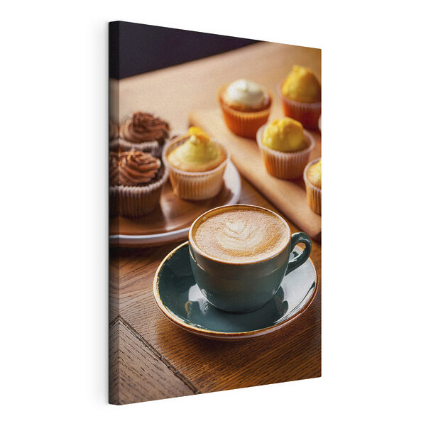 Kopje koffie en cupcakes op een tafel Canvas Schilderijen Kopje koffie en cupcakes op een tafel