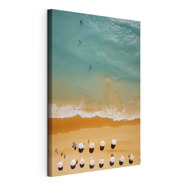 Canvas Schilderijen Groep mensen op een strand met parasols