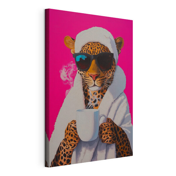 Schilderij van een luipaard in een gewaad en zonnebril die een beker vasthoudt Canvas Schilderijen Schilderij van een luipaard in een gewaad en zonnebril die een beker vasthoudt