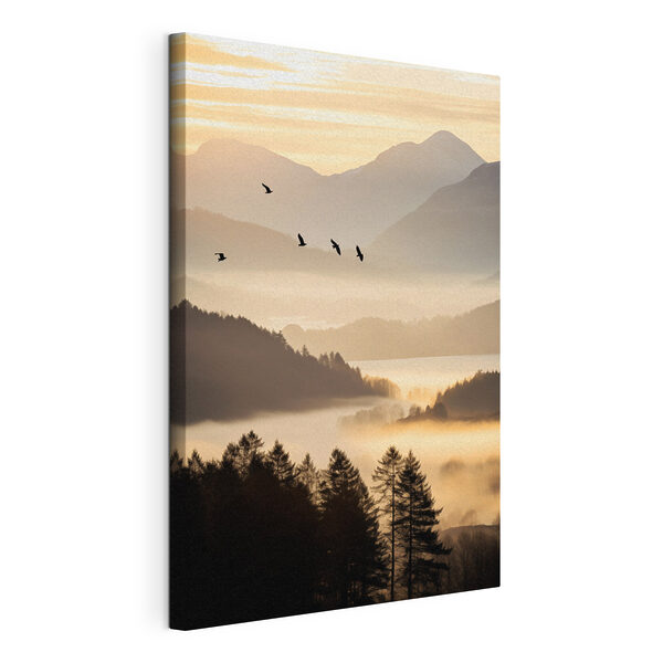 Canvas Schilderijen Vogels die over een vallei met bergen en mist vliegen