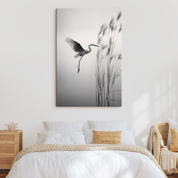 Canvas Schilderijen Canvas Schilderijen Vogel die over het water vliegt (Artikelnummer: s46693)