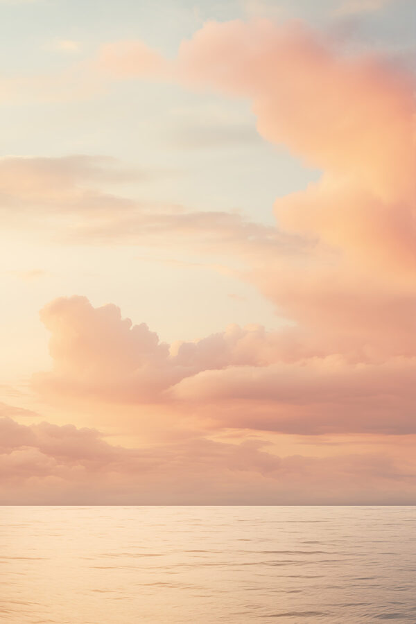 Een watervlakte met wolken aan de hemel Een watervlakte met wolken aan de hemel