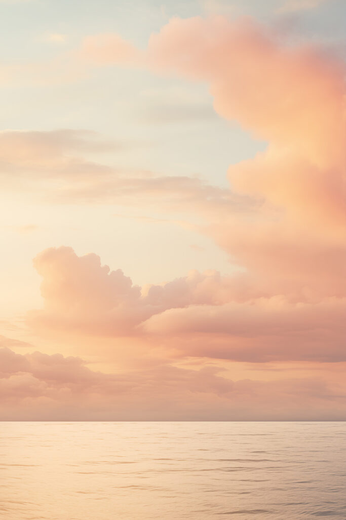 Een watervlakte met wolken aan de hemel Een watervlakte met wolken aan de hemel