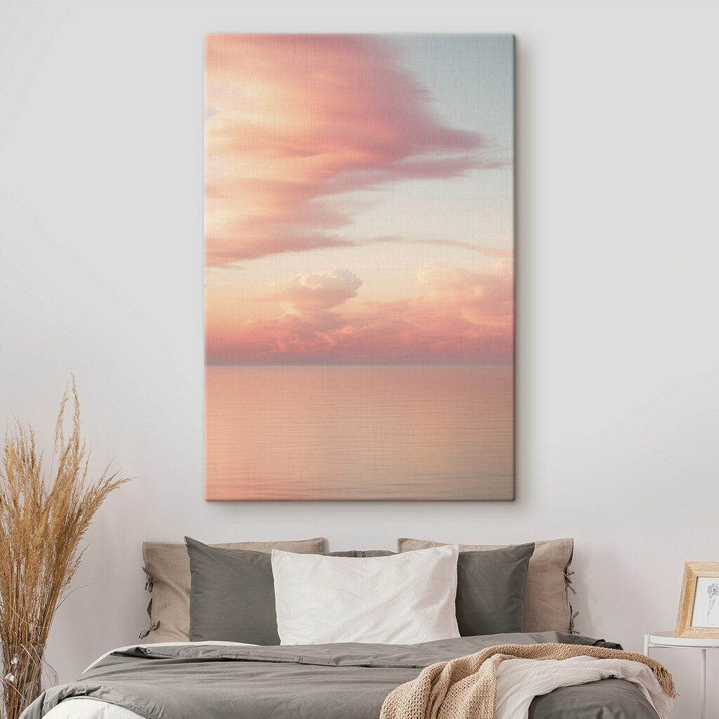 Roze wolken boven het water