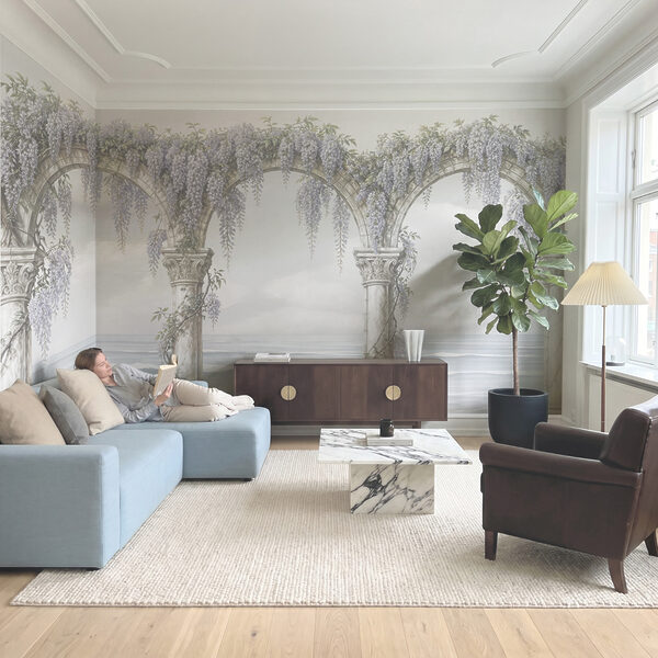 Witte boog met paarse bloemen erop Witte boog met paarse bloemen erop