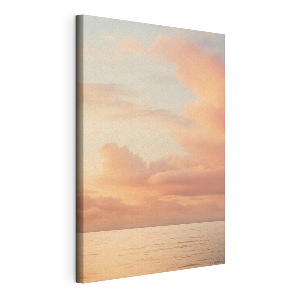 Een watervlakte met wolken aan de hemel Een watervlakte met wolken aan de hemel