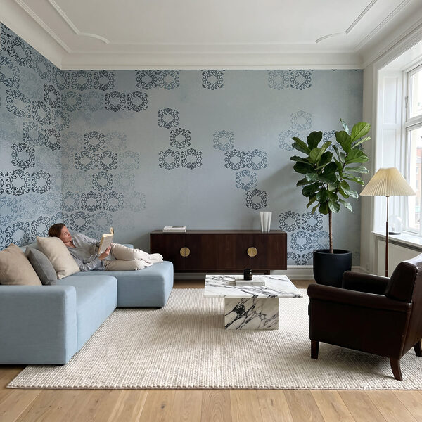 Blauwe achtergrond met zwart-witte patronen