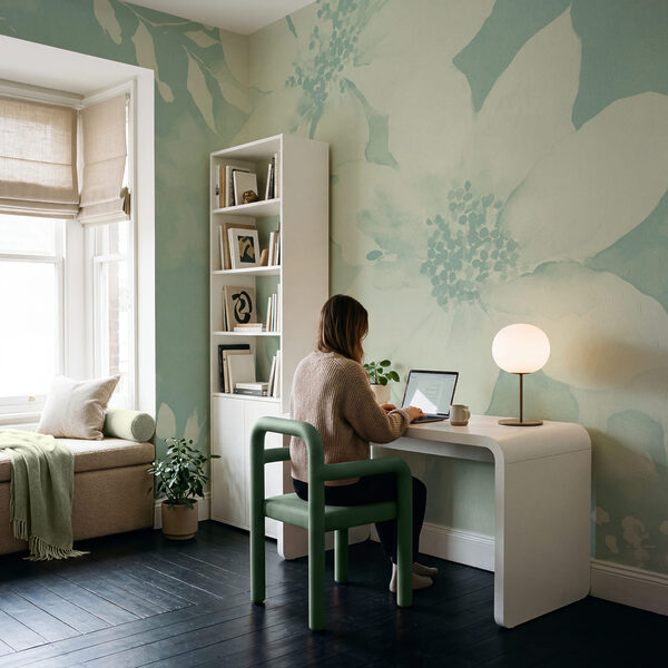 Witte bloemen op een blauwe achtergrond